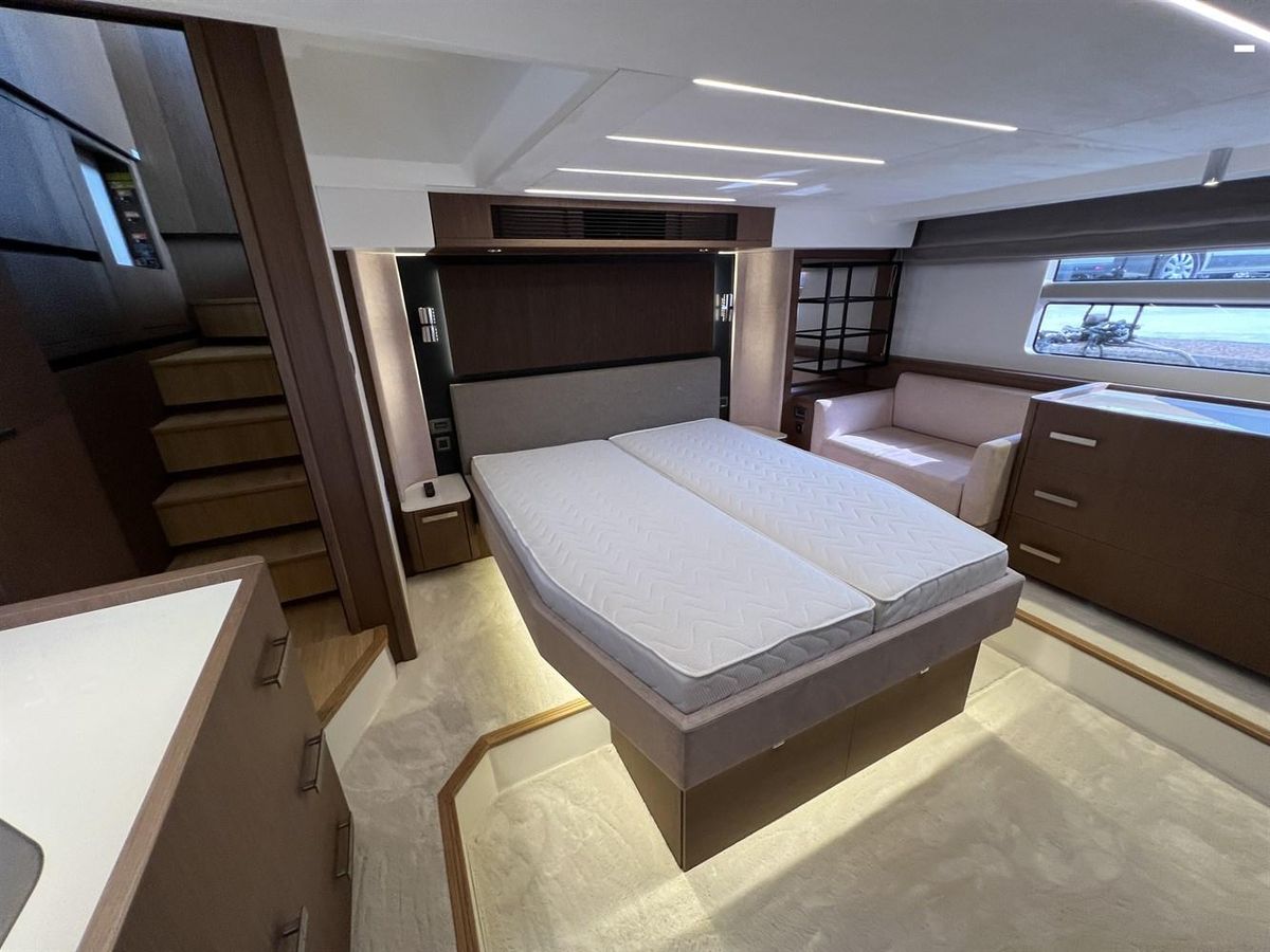 2023 Prestige 61 
