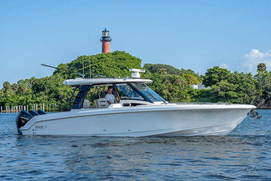 2022 Boston Whaler 350 Realm