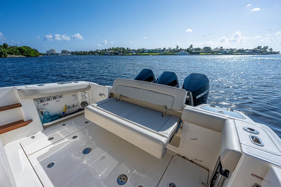 2022 Boston Whaler 350 Realm