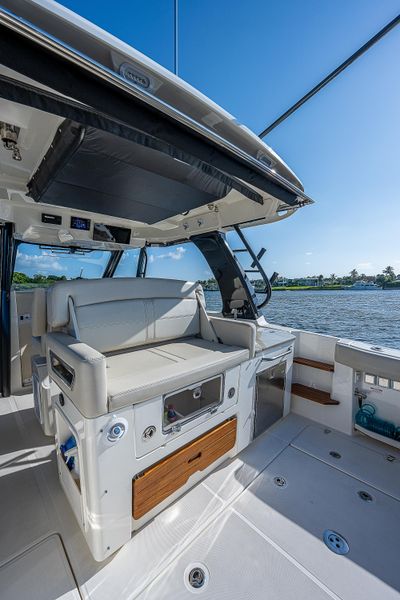 2022 Boston Whaler 350 Realm