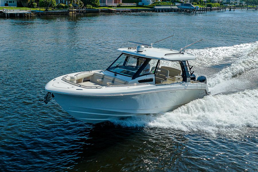 2022 Boston Whaler 350 Realm