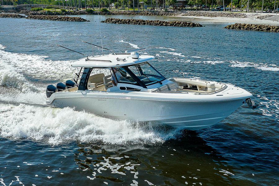 2022 Boston Whaler 350 Realm