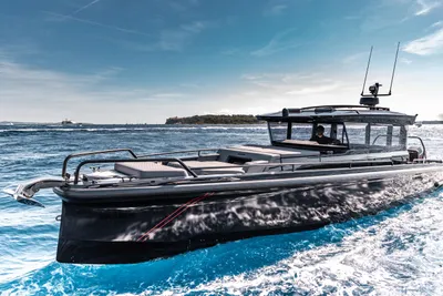 Axopar Brabus Shadow 900 XC Cross Cabin