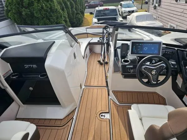  Yacht Photos Pics 2023 Yamaha Boats 275 SDX interior with modern dashboard and wood flooring.