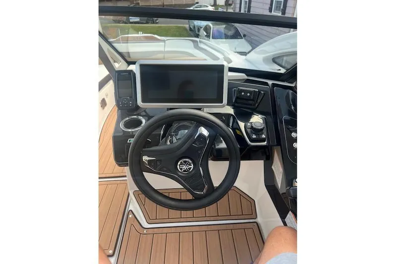  Yacht Photos Pics 2023 Yamaha Boats 275SDX helm with steering wheel, touchscreen, and control panel.