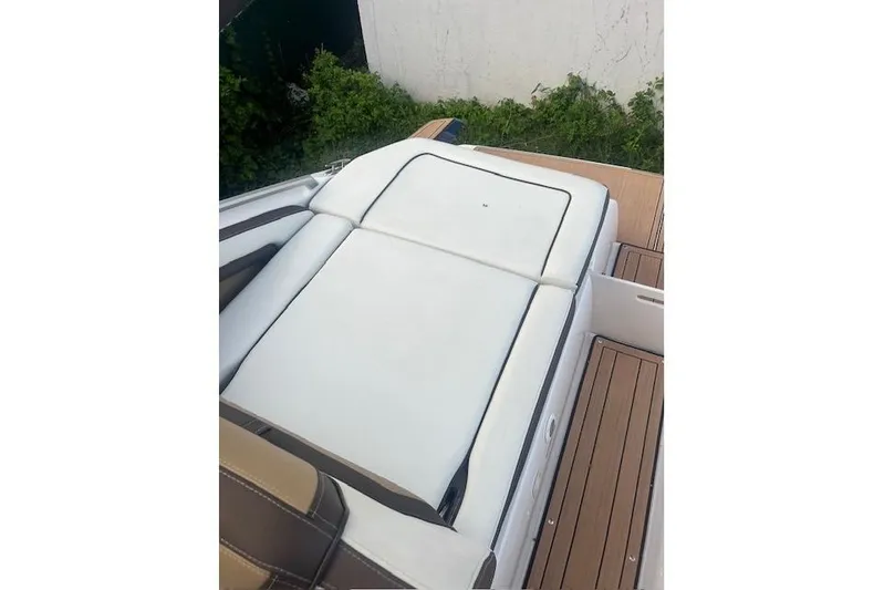  Yacht Photos Pics 2023 Yamaha Boats 275SDX with white cushioned seating and teak flooring.