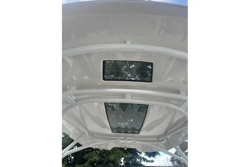  Yacht Photos Pics 2023 Yamaha Boats 275SDX roof with skylights, showcasing sleek design and modern features.