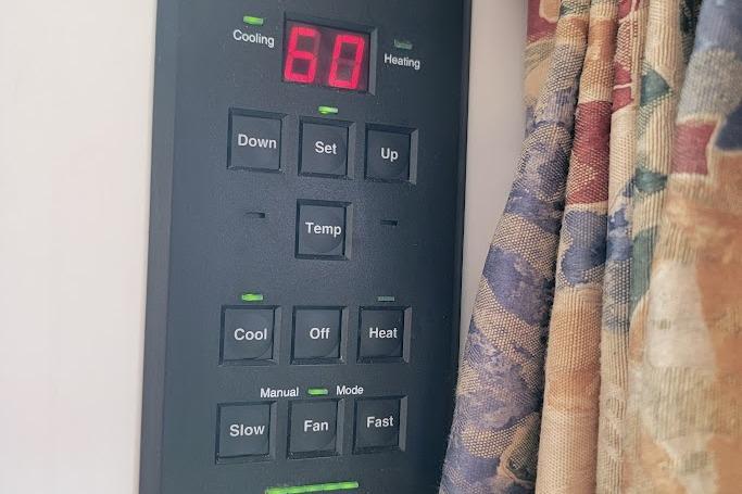 Thermostat control panel on 2000 Stamas 310 Express boat, displaying temperature settings.