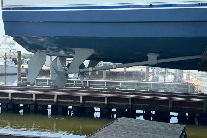 Miss Maggie Yacht Photos Pics 2002 Viking 61 Enclosed Bridge yacht hull and propellers at dockside.