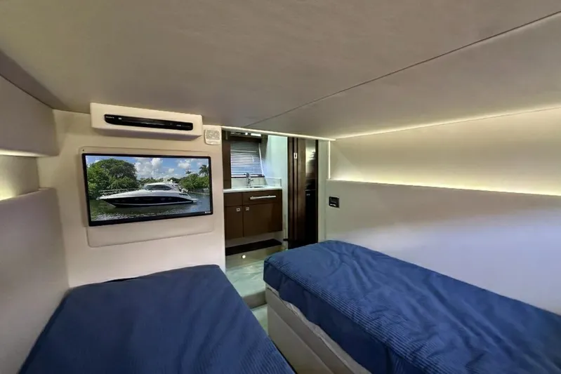  Yacht Photos Pics Interior of 2012 Sea Ray 470 Sundancer yacht with twin beds and TV.