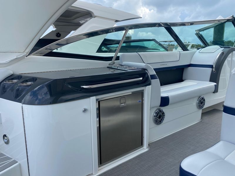 2022 Formula 350 Crossover Bowrider
