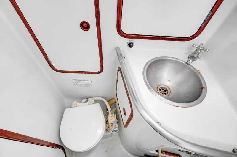 Grace Yacht Photos Pics 1994 Beneteau 510 yacht bathroom with toilet and stainless steel sink.