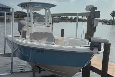 2016 Everglades 243 Center Console