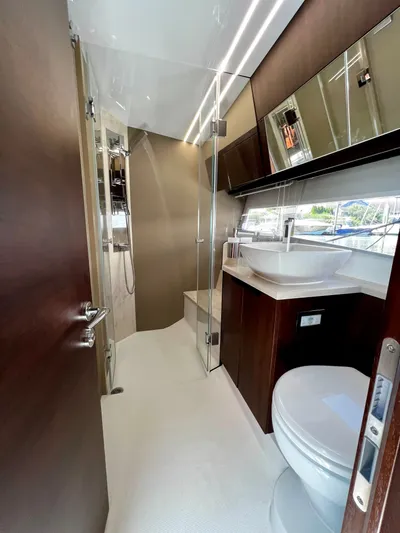  Yacht Photos Pics Luxurious bathroom on the 2021 Galeon 425 HTS yacht.