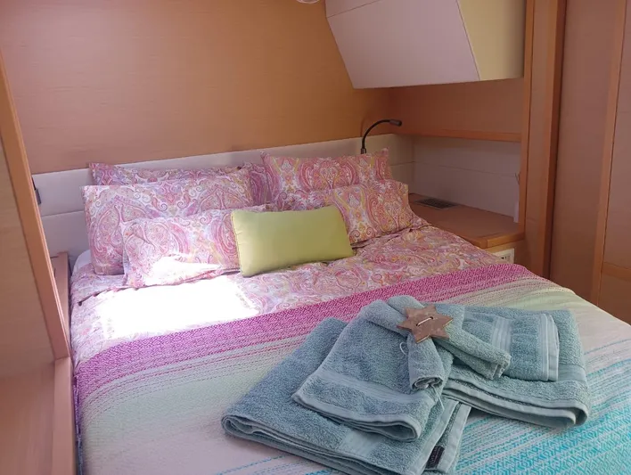 Finisterre Yacht Photos Pics Cozy bedroom in 2017 Lagoon 52 F yacht with colorful bedding and towels.