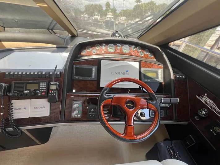 Trade Yacht Photos Pics Princess 67 No Name - Helm