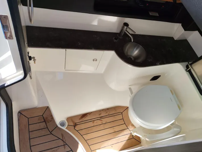 2018 Sea Ray 350 Slx @ Acapulco Yacht Photos Pics Interior of 2018 Sea Ray SLX 350 boat bathroom with sink and toilet.