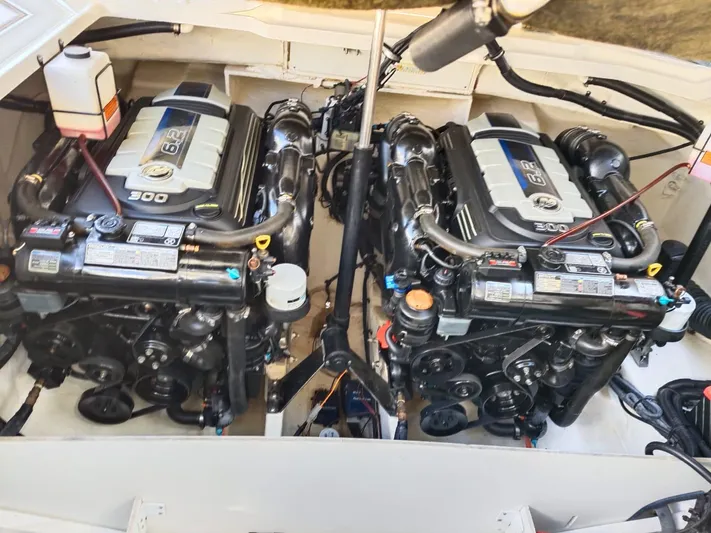 2018 Sea Ray 350 Slx @ Acapulco Yacht Photos Pics Twin engines in a 2018 Sea Ray SLX 350 boat, showcasing powerful marine engineering.