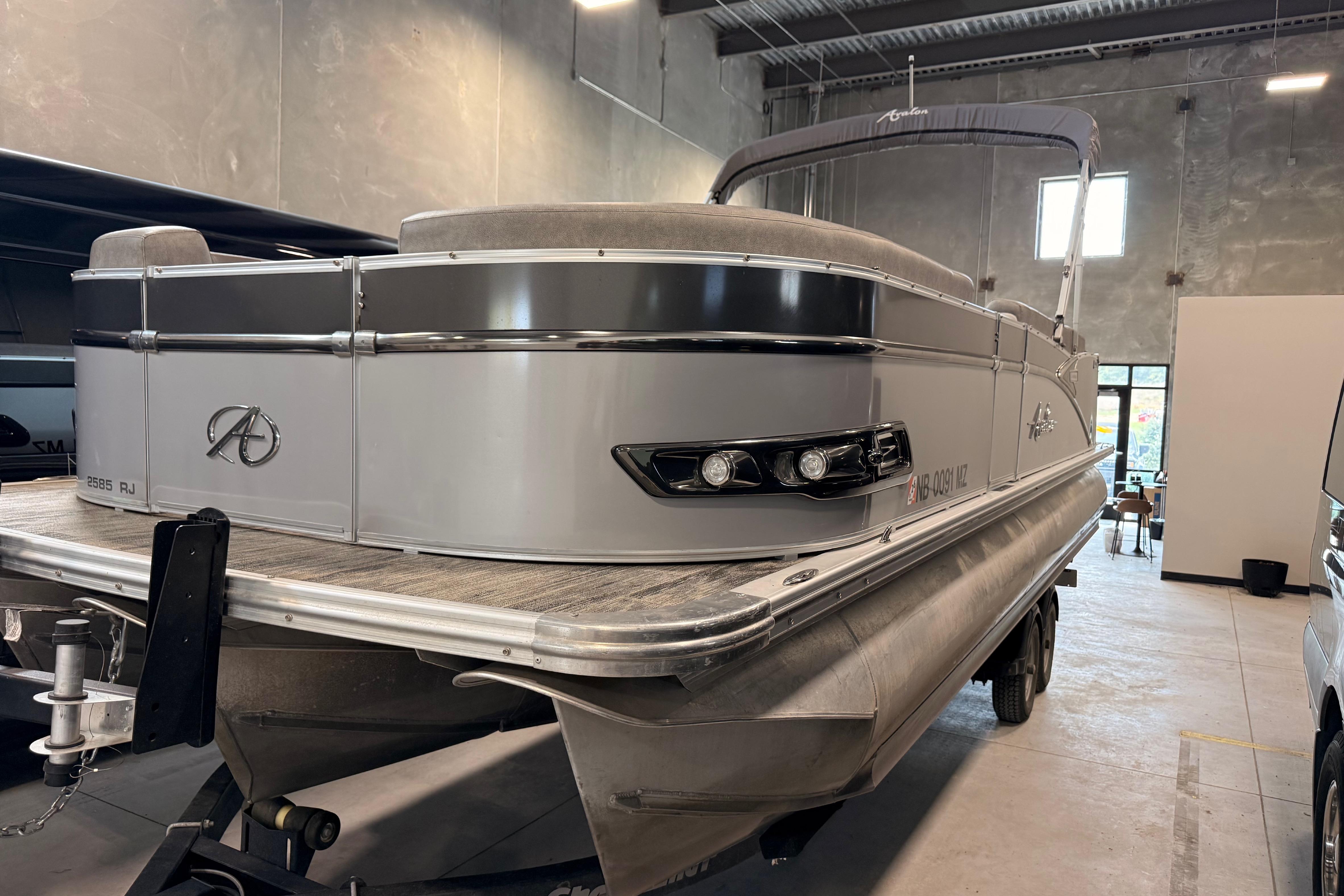 Avalon Catalina Platinum Rear J Lounge - 23'