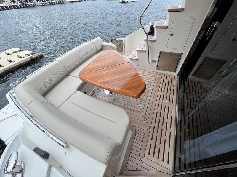 2019 Sea Ray L550