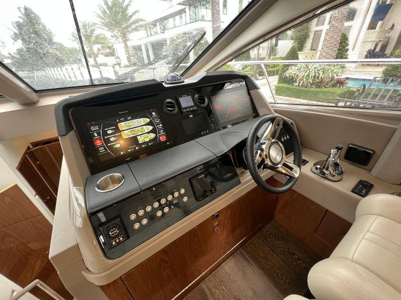 2019 Sea Ray L550