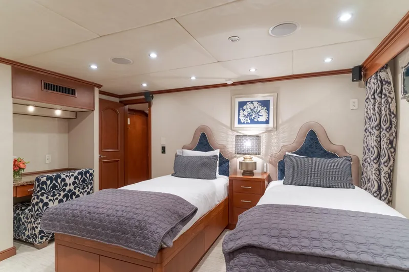 Huracan Yacht Photos Pics Luxurious twin bedroom on 1991 Delta Marine Expedition yacht, featuring elegant decor and cozy ambiance.