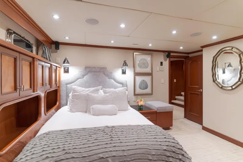 Huracan Yacht Photos Pics Luxurious bedroom interior on 1991 Delta Marine Expedition yacht, featuring elegant decor and plush bedding.