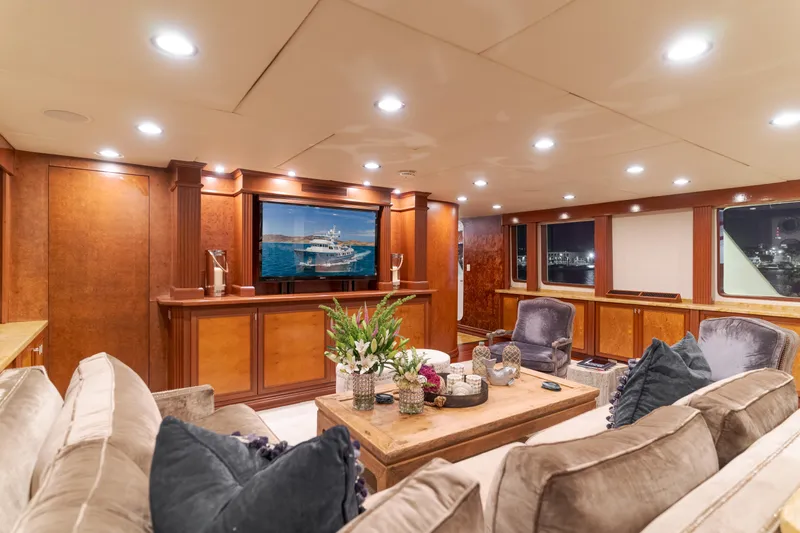 Huracan Yacht Photos Pics Luxurious interior of 1991 Delta Marine Expedition yacht with elegant furnishings and decor.