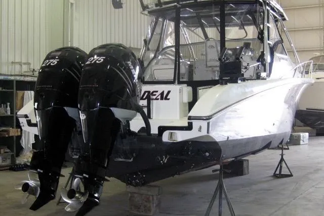  Yacht Photos Pics 2007 Fountain 33 Sportfish Cruiser with twin 275 horsepower engines in a storage facility.