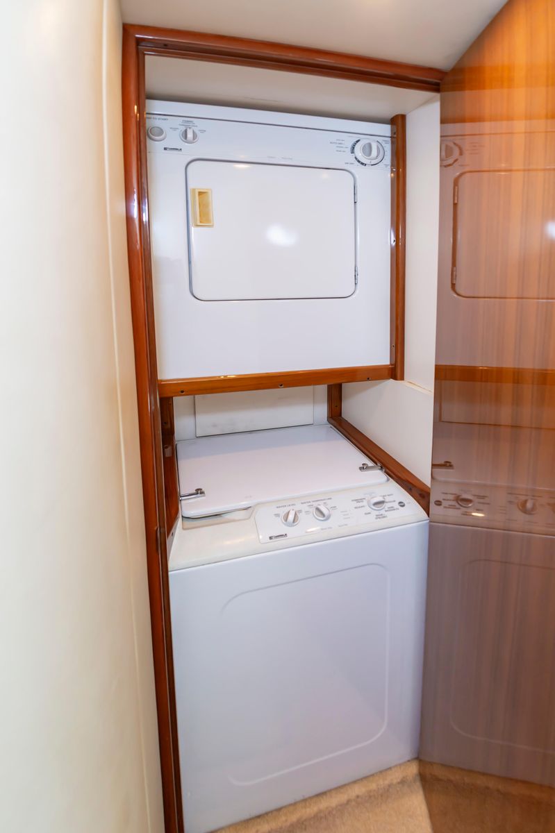 2005 Viking 48 