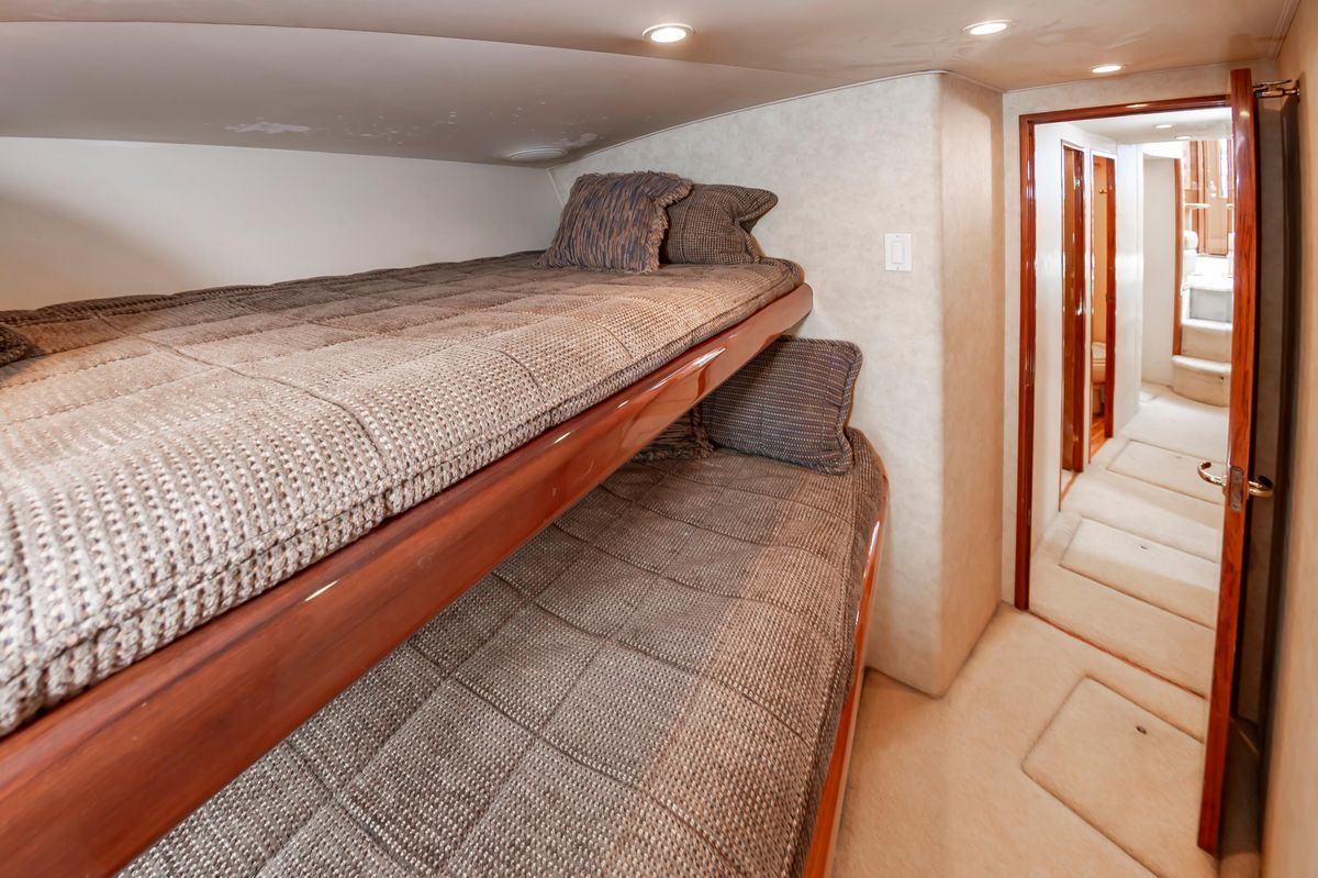 2005 Viking 48 