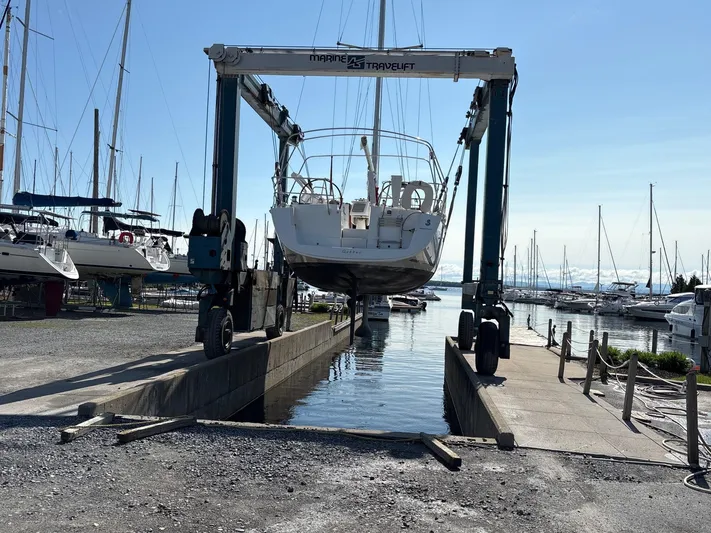 Farenheight Yacht Photos Pics Beneteau Oceanis 40 sailboat being lifted at a marina, 2008 model.