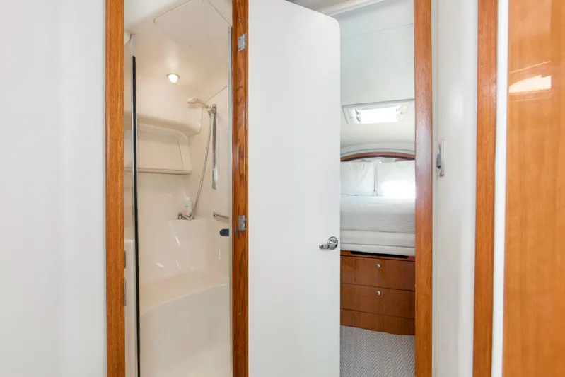 Silver Lining Yacht Photos Pics Interior of 2000 Sea Ray 400 Sedan Bridge showing bathroom and bedroom.