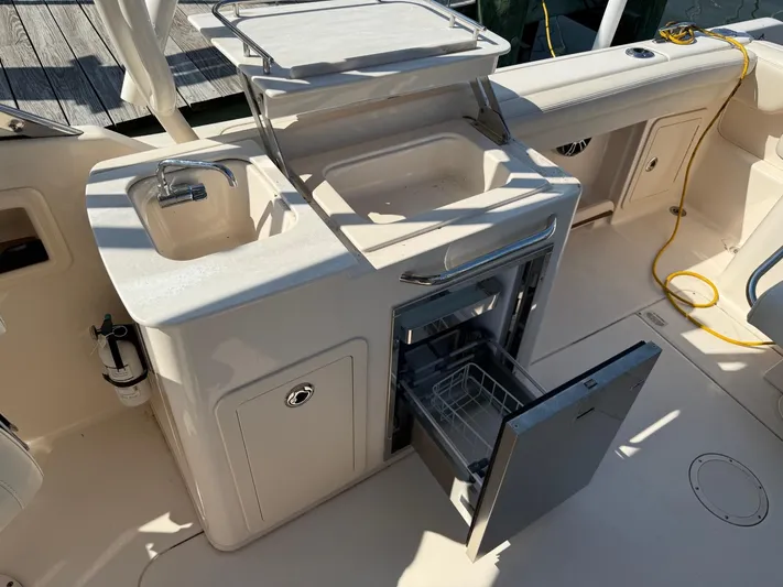  Yacht Photos Pics Grady-White Freedom 275