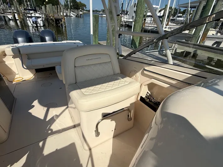  Yacht Photos Pics Grady-White Freedom 275