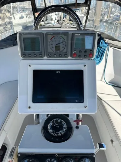 Junebug Yacht Photos Pics Cockpit console of 2008 Catalina 350 MkII yacht.