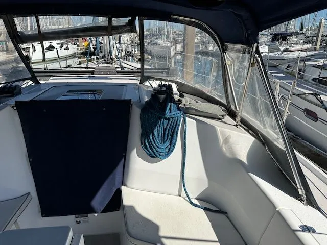 Junebug Yacht Photos Pics Interior of a 2008 Catalina 350 MkII yacht in harbor.