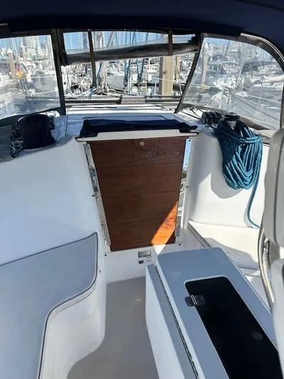 Junebug Yacht Photos Pics Interior of a 2008 Catalina 350 MkII yacht in harbor.