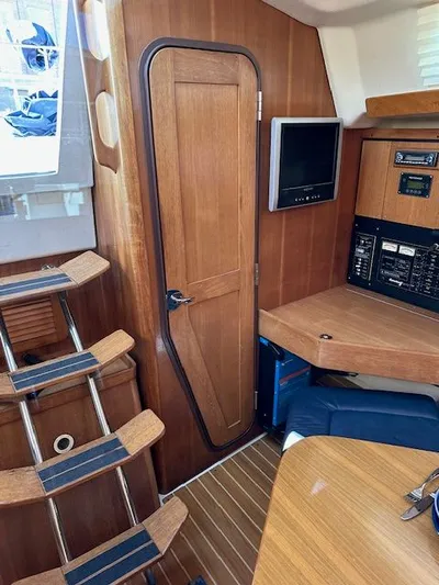 Junebug Yacht Photos Pics Interior of a 2008 Catalina 350 MkII yacht with wooden finish.