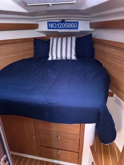 Junebug Yacht Photos Pics Interior of a 2008 Catalina 350 MkII yacht with cozy bed.