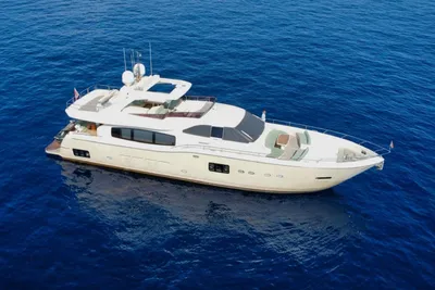 2011 Ferretti Yachts Altura 840