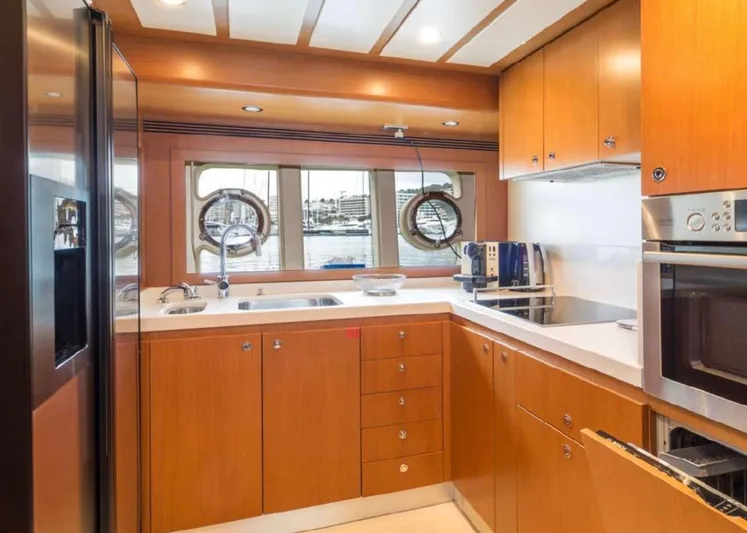  Yacht Photos Pics FERRETTI YACHTS ALTURA 840 2011