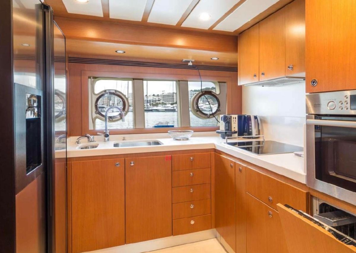 2011 Ferretti Yachts 84 