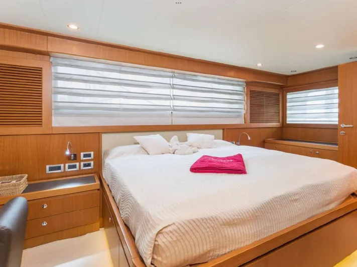  Yacht Photos Pics FERRETTI YACHTS ALTURA 840 2011