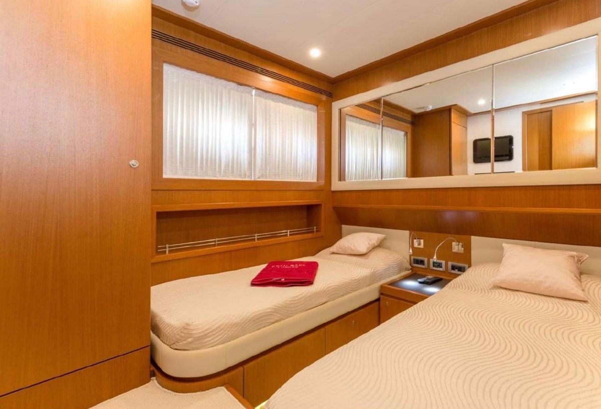 2011 Ferretti Yachts 84 