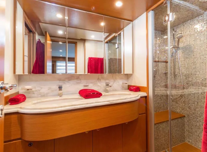  Yacht Photos Pics FERRETTI YACHTS ALTURA 840 2011