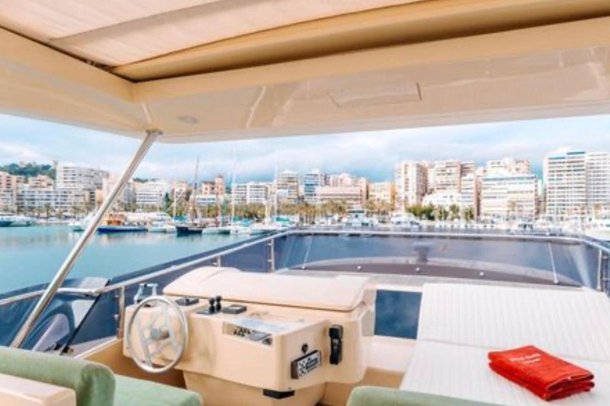 2011 Ferretti Yachts 84 