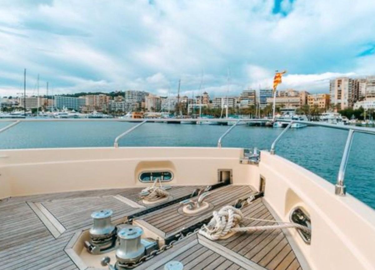 2011 Ferretti Yachts 84 