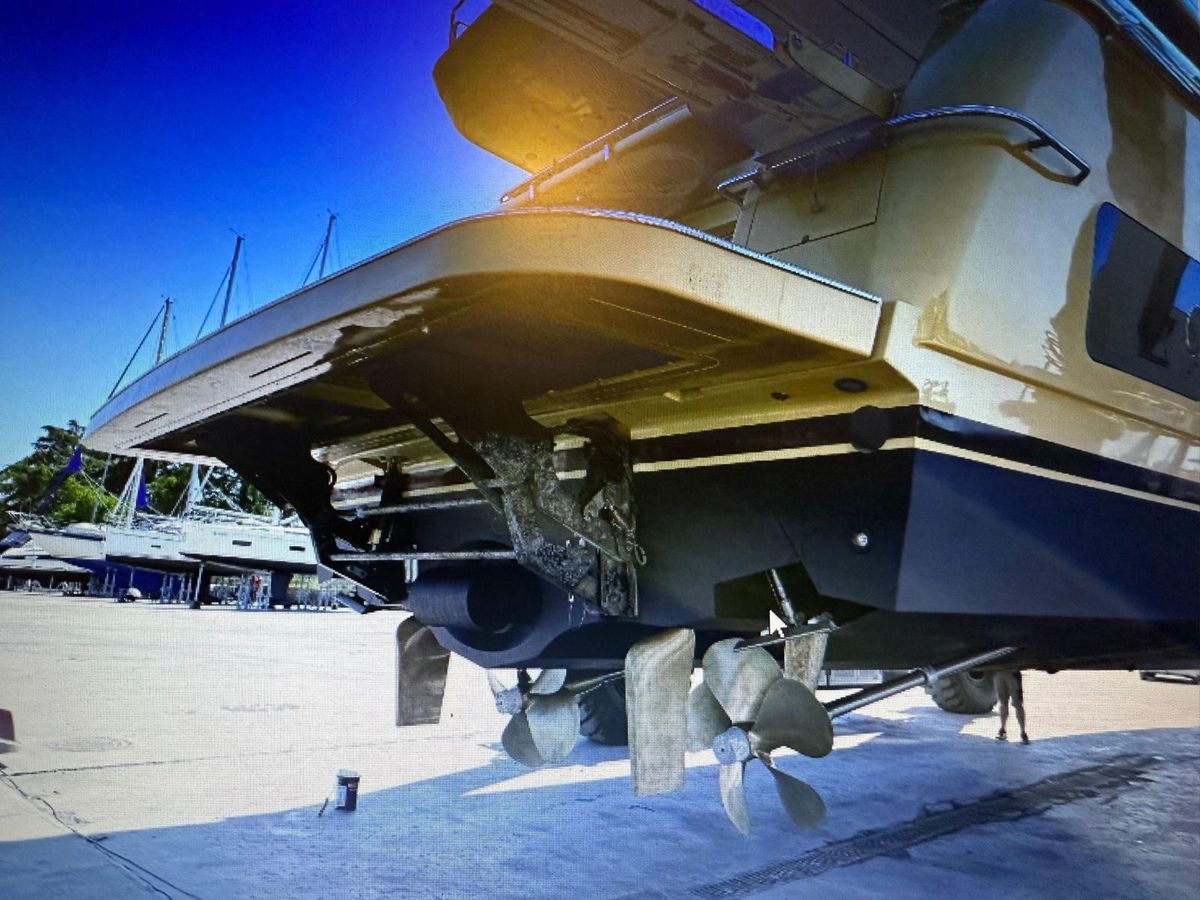 2011 Ferretti Yachts 84 