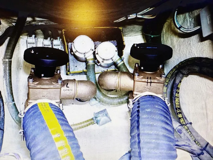  Yacht Photos Pics FERRETTI YACHTS ALTURA 840 2011